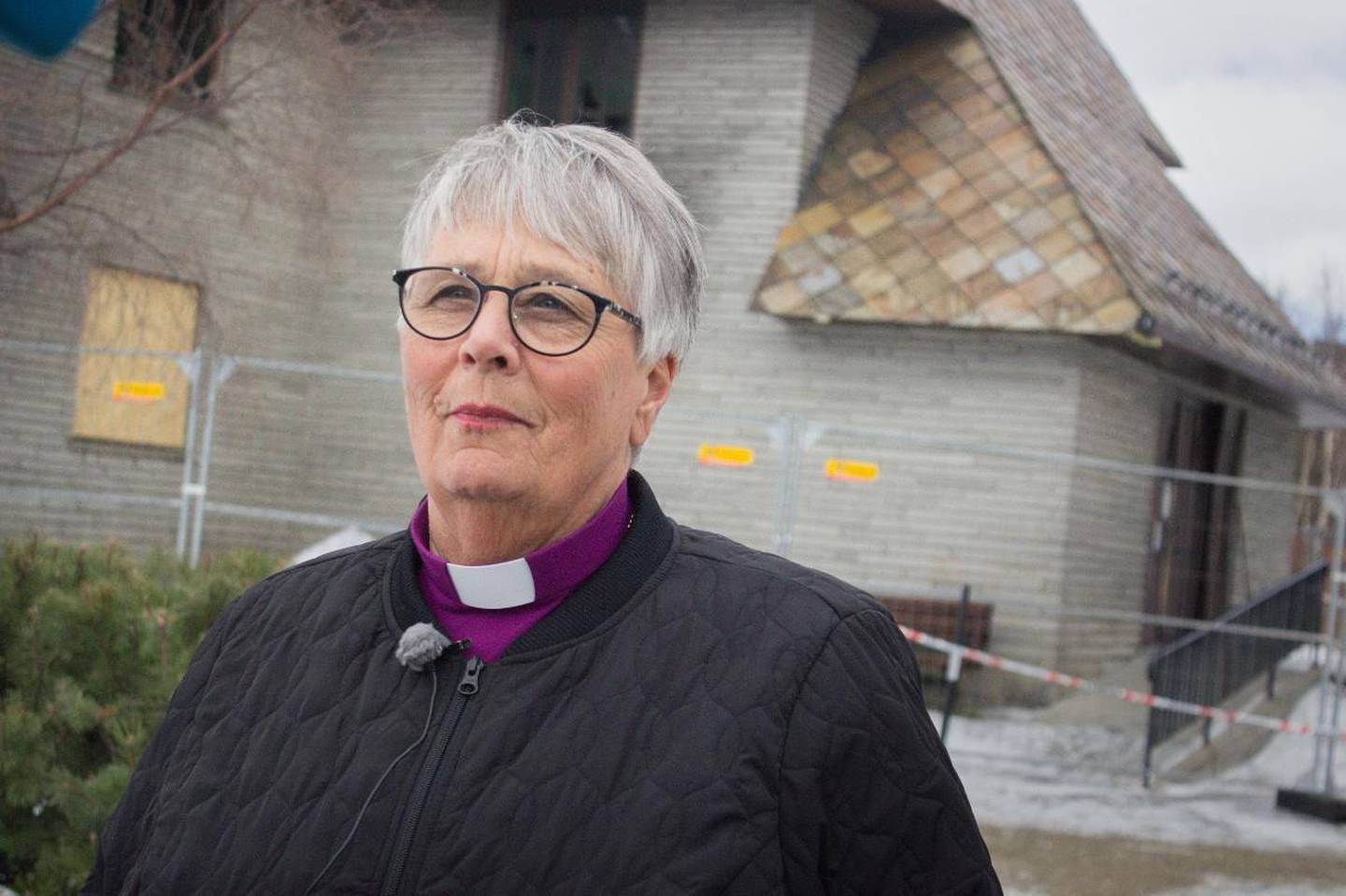 Biskop i Hamar bispedømme Solveig  Fiske inspiserte fredag brannskadene på  Dombås kirke