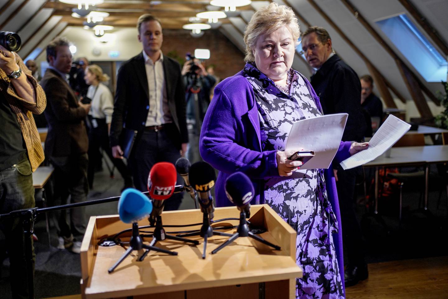 Høyre-leder og tidligere statsminister Erna Solberg sier at hun tror ikke, men kan ikke kategorisk utelukke at ektemannen har hatt innsideinformasjon. Foto: Heiko Junge / NTB