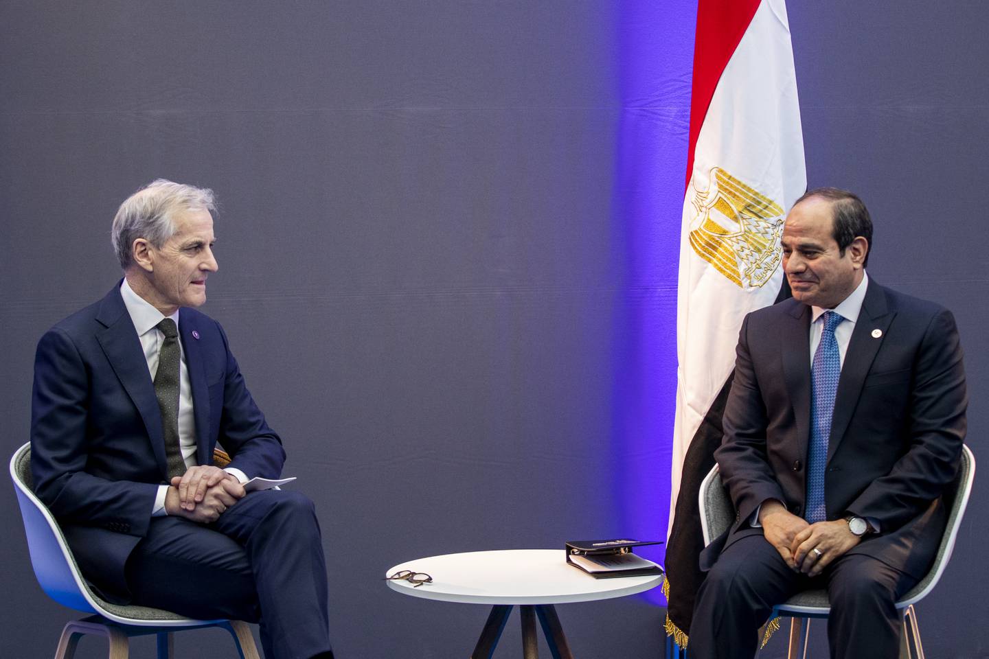 Statsminister Jonas Gahr Støre (Ap) møtte Egypts president, kuppgeneralen Abdul Fattah al-Sisi, under One Ocean Summit-konferansen i Brest i februar i år. Foto: Javad Parsa / NTB