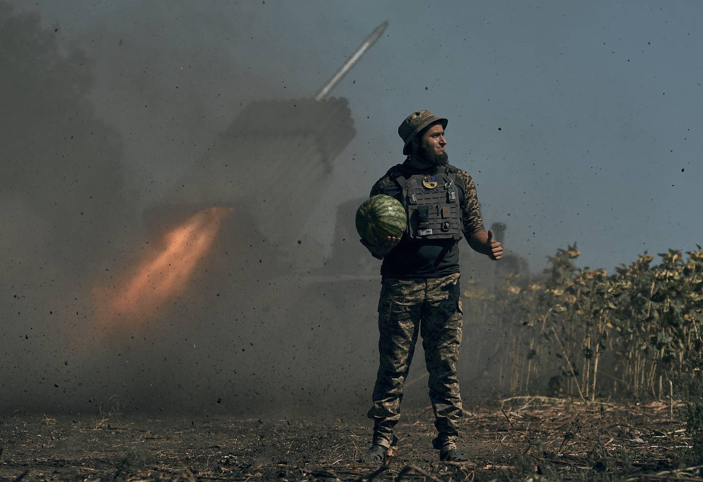 En ukrainsk soldat ved frontlinjen i Donetsk gir tommel opp mens en rakett blir avfyrt. Fra frontlinjen i Kherson kommer det få bilder og opplysninger ut. Foto: Kostiantyn Liberov / AP / NTB