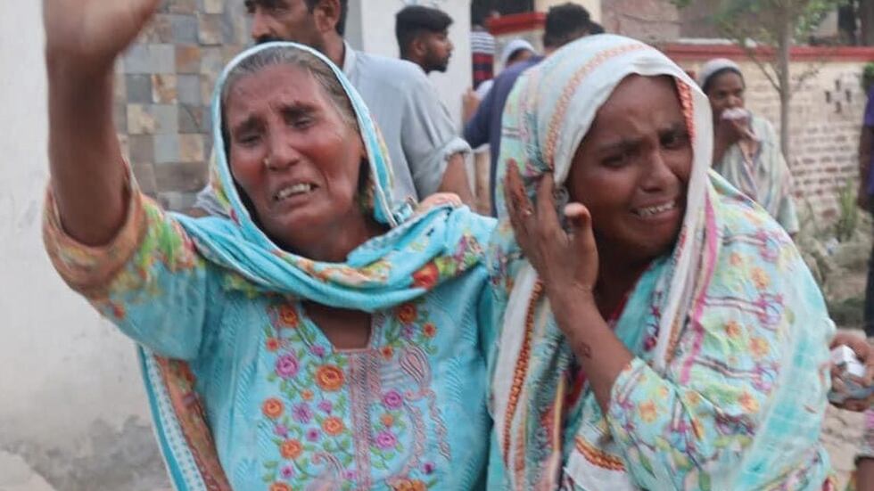PAKISTAN: 23 kirker brent. 500 hjem ødelagt