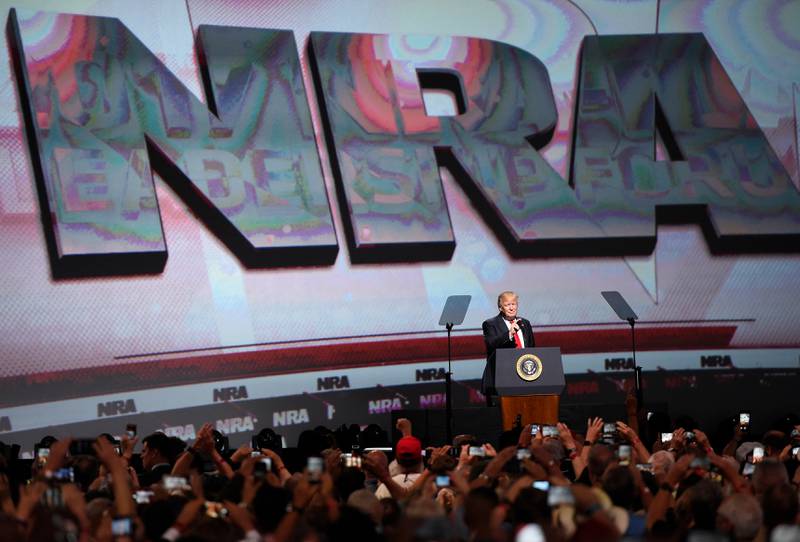 President Donald Trump besøkte mektige National Rifle Association på deres årsmøte april i fjor. NRA gir millionstøtte til politikere som er imot å stramme inn våpenlovene. NRA støttet Donald Trumps valgkamp med 30 millioner dollar.
