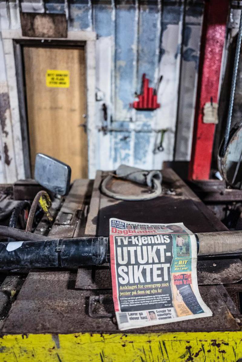 Turister kan bla i en 19 år gammel avis. – Spørsmålet er bare hvor fort noen rapper den, sier Steinar Rorgermoen i Basecamp Spitsbergen, som tilbyr guiding i den nedlagte gruva.
