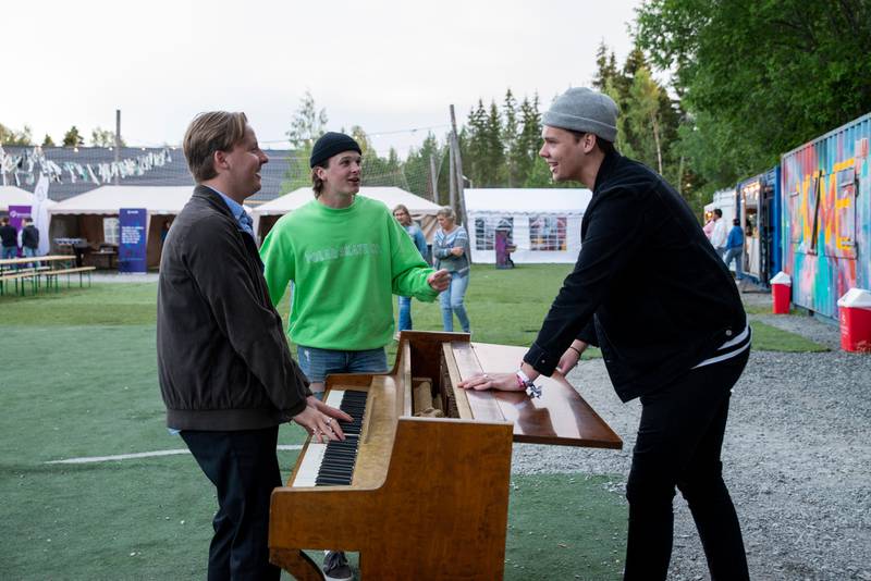BARNELEDERE: Kameratene Fredrik Storheil (21), Bjørnar Audenby (19) og Simon Solberg Røed (19) har vært med som barneledere i en årrekke. Når første kveld på sommerstevnet går mot slutten har de funnet seg et piano på Hedmarktoppens uteområde.