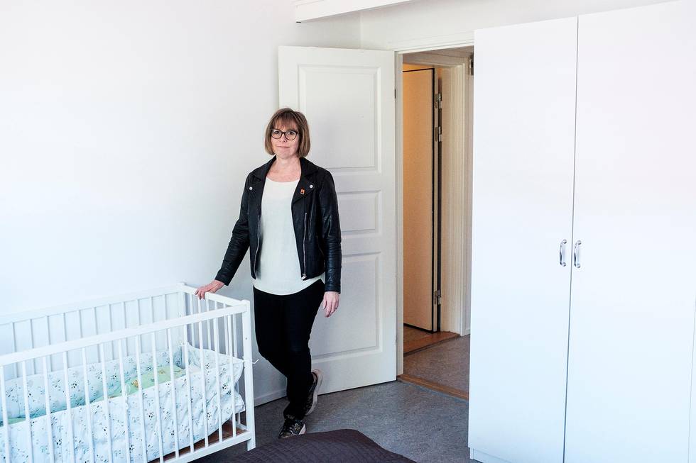 Virksomhetsleder i Kirkens Bymisjon, Heidi Brynhildsen viser frem leilighetene hvor Kirkens Bymisjon foreslår at IS-barna med familie kan flytte inn om de blir hentet tilbake til Norge.