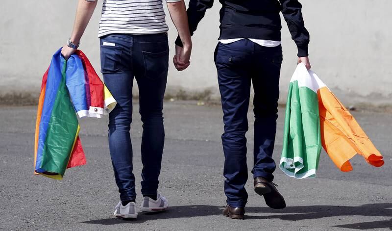 Et homofilt par går hånd i hånd i Dublin sentrum lørdag.