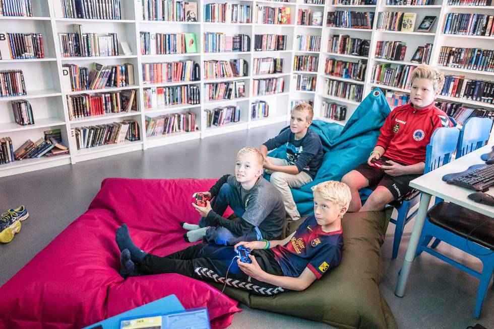 Alexander Ree, Andreas Ree, Jacob Stein-Elgesen og Ola Aamodt Vegger, spiller fotballspillet Fifa 16 på  det nye spillerommet på Andebu  bibliotek. På Andebu bibliotek kan du låne med deg bøker, film og  dataspill, men ikke musikk.
