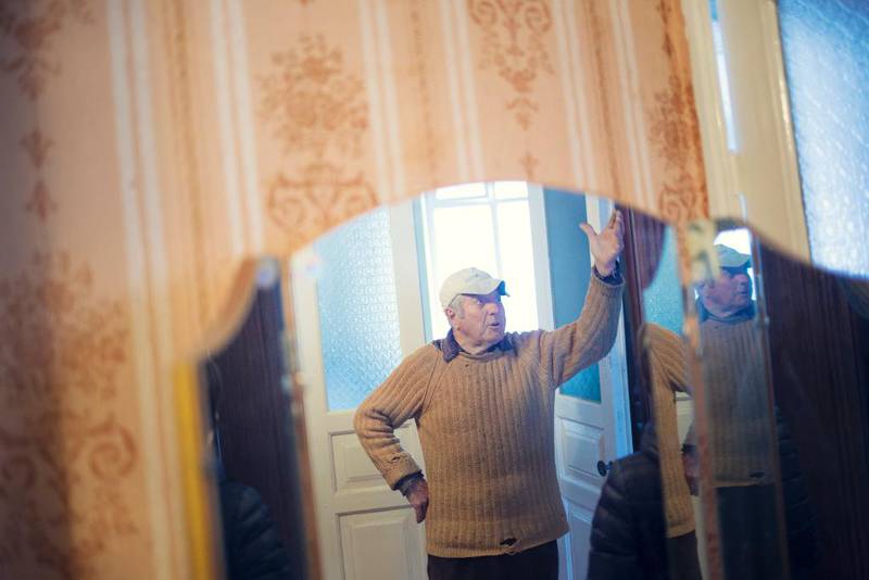 Gammel og nøytral: 82 år gamle Validimir pusser opp huset i Mariupol som resten av familien har flyttet fra. Han er lite villig til å prate om hva han ønsker for fremtiden. I likhet med de fleste andre vi snakker med i byen, forsøker han å holde seg nøytral.
