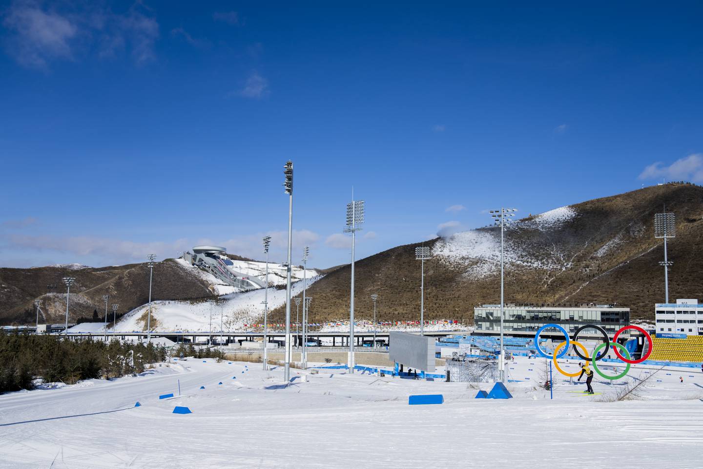 Zhangjiakou, Kina 20220203. 
Hoppbakken og skistadion i Zhangjiakou før vinter-OL i Beijing 2022.
Foto: Fredrik Varfjell / NTB