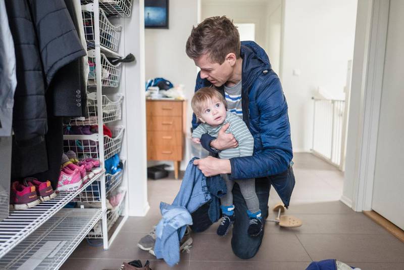 Pappa Knut Arild Hareide finn fram ein varm genser, jakke, hue og sko til sonen Tord Olav (1). KrF-leiaren likar å kome seg ut når han er i pappaperm. 