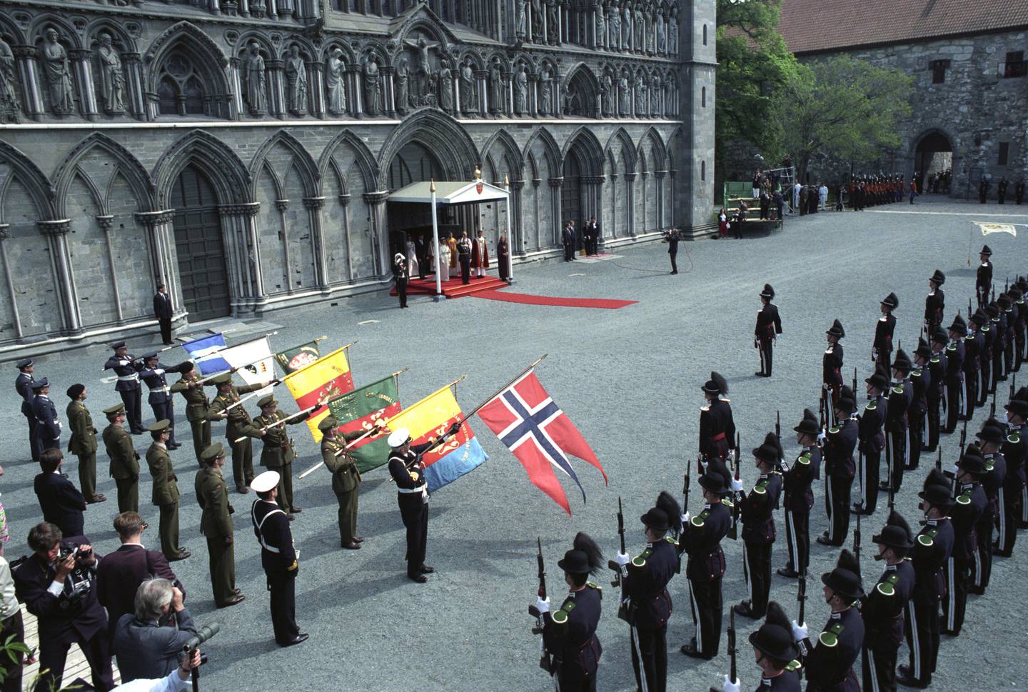 Oversiktsbilde fra plassen foran kirken der HM Kongens Garde var oppstilt under seremonien. Foto: Gorm Kallestad / NTB 