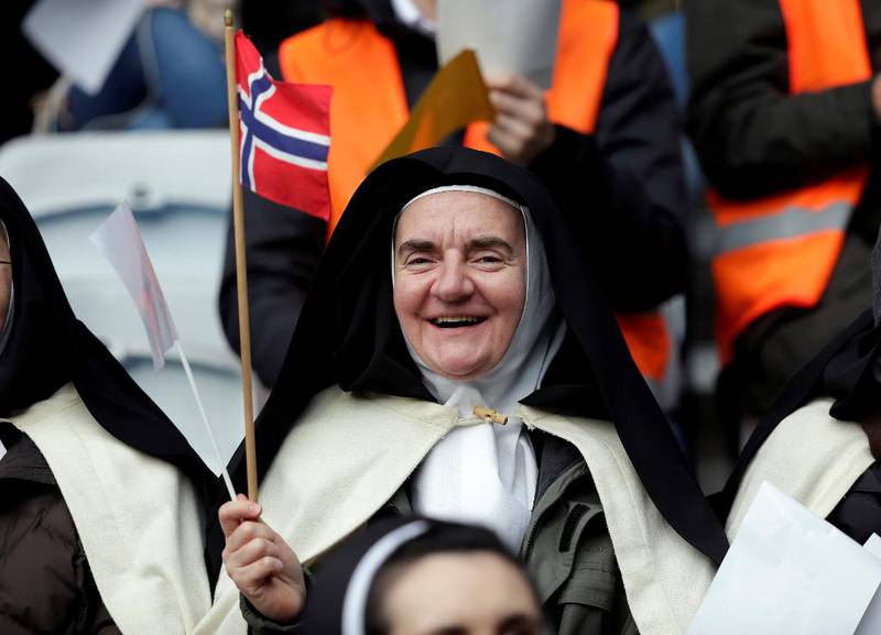 Søster Teresa fra Karmelittklosteret i Tromsø hilser paven velkommen med norsk flagg.