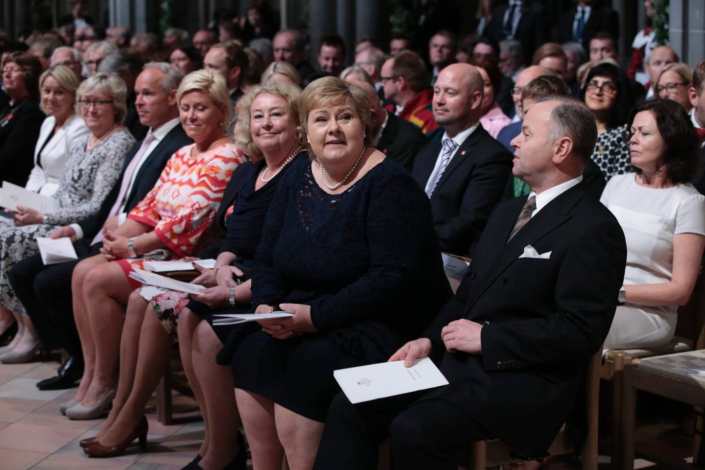 Statsminister Erna Solberg og en rekke representanter fra regjeringen deltok under festgudstjenesten.