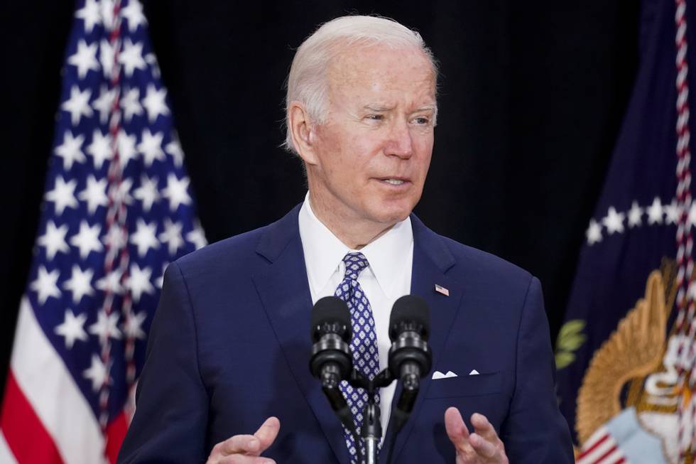President Joe Biden fordømmer teorien om utskifting av befolkningen og dem som sprer den. Mannen som skjøt og drepte ti svarte amerikanere, var inspirert av teorien. Foto: Andrew Harnik / AP / NTB