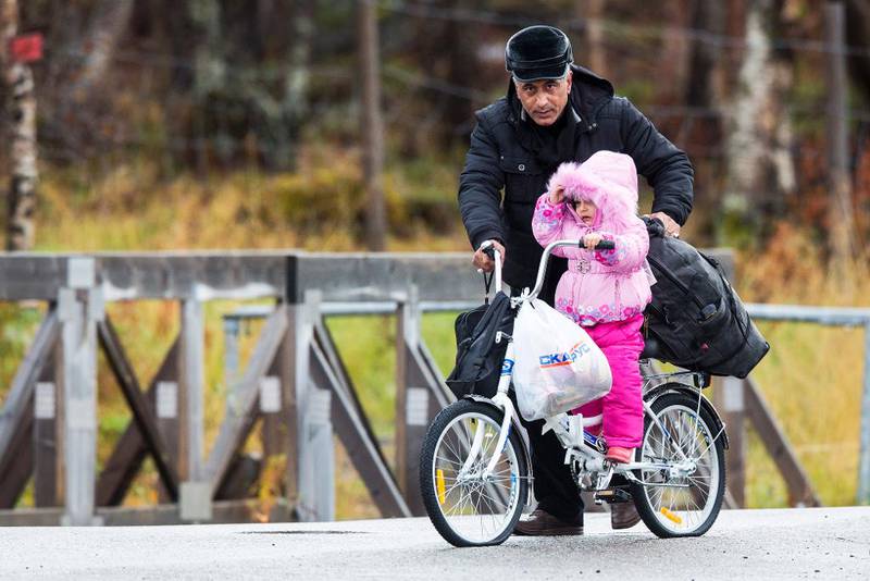 En mann triller en liten jente over grensen fra Russland til Norge i oktober i fjor, på en sykkel uten luft i dekkene. På norsk siden ble han møtt av norsk politi.