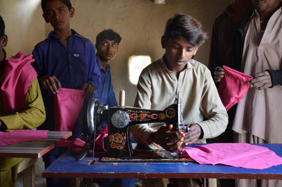 En gutt i Punjab i Pakistan bruker symaskinen i et av prosjektene som får støtte gjennom bistandsparaplyen Digni.