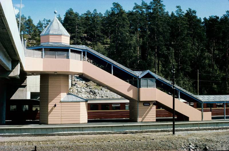 Arkitekt Arne Henriksen er blant de fremste eksponenter for postmodernismen i Norge. Han står blant annet bak Holmlia stasjon, som ble oppført i 1982. 