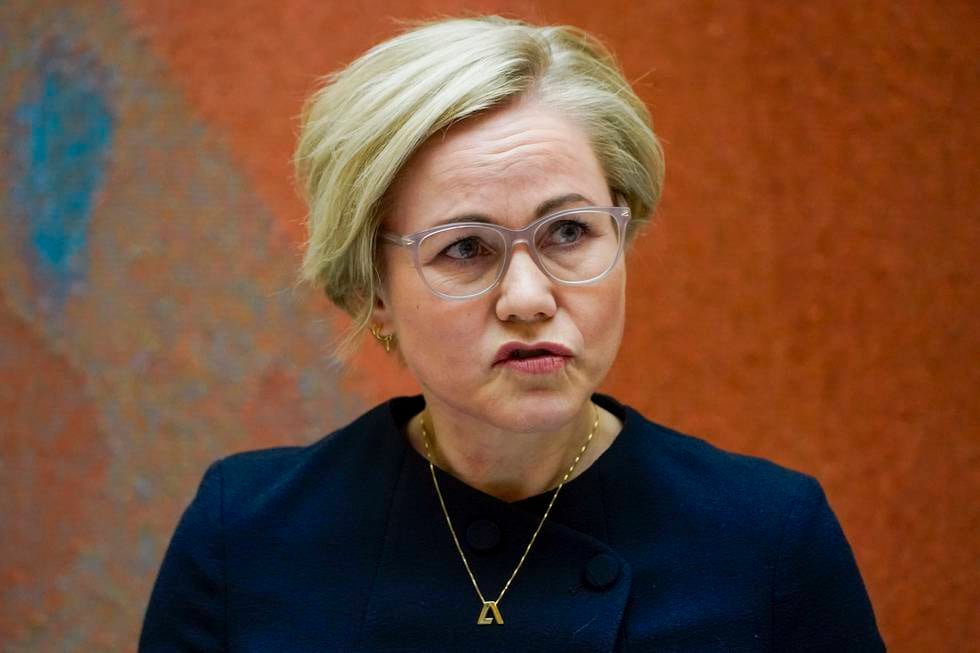 Bildet er av helseminister Ingvild Kjerkol. Hun står inne på Stortinget. Foto: Håkon Mosvold Larsen / NTB