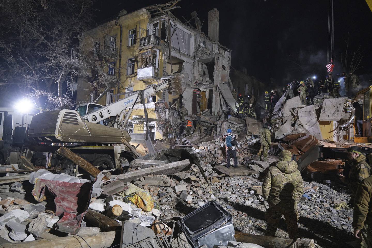En boligblokk ble truffet av en rakett i den ukrainske byen Kramatorsk natt til torsdag. Foto: AP / NTB