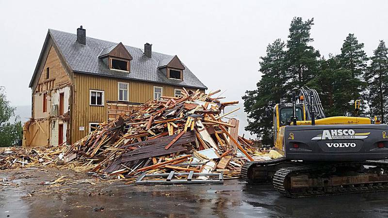 Bare planke­haugen ligger igjen etter Rogne gamle skule i Oppland. Snart er den en del av statistikken over tapte kulturminner. 