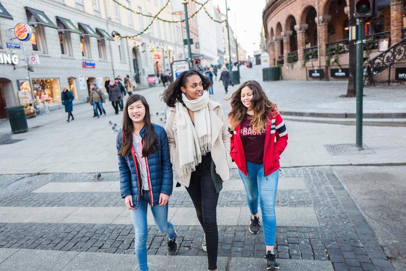 Fjortenåringene Sunniva Jin Sørheim. Maria Tadesse og Therese Marie Lothe tror nordmenn har blitt mer positivt innstilte til innvandrere de siste årene. Selv har de aldri hatt noen negative opplevelser.