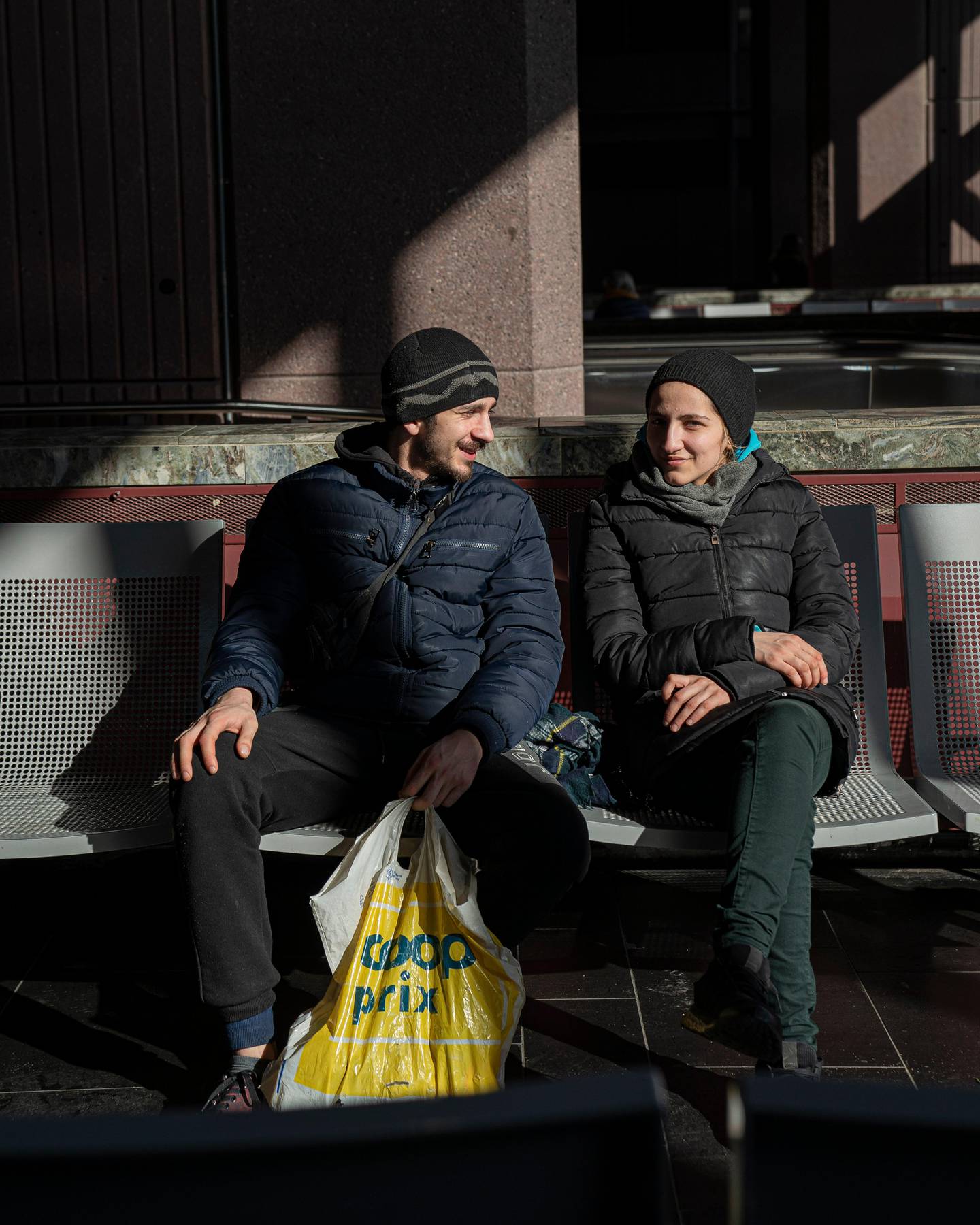 Dana og Robert ønsker bare å reise hjem til Romania så fort anledningen byr seg. De tar en pust i bakken inne på Oslo sentralstasjon mens de venter.