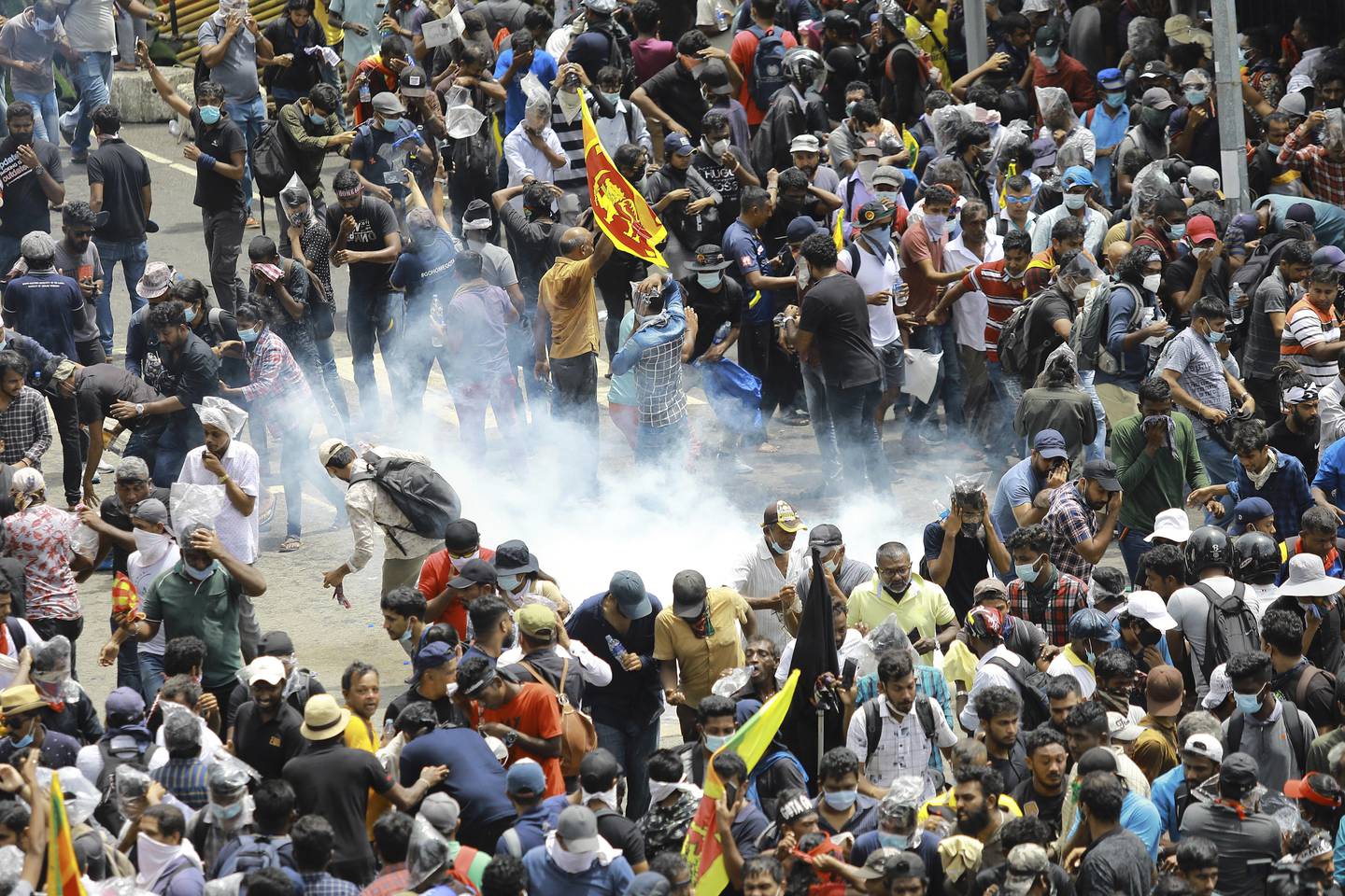 Demonstranter i Colombo på Sri Lanka lørdag. Foto: Amitha Thennakoon / AP / NTB