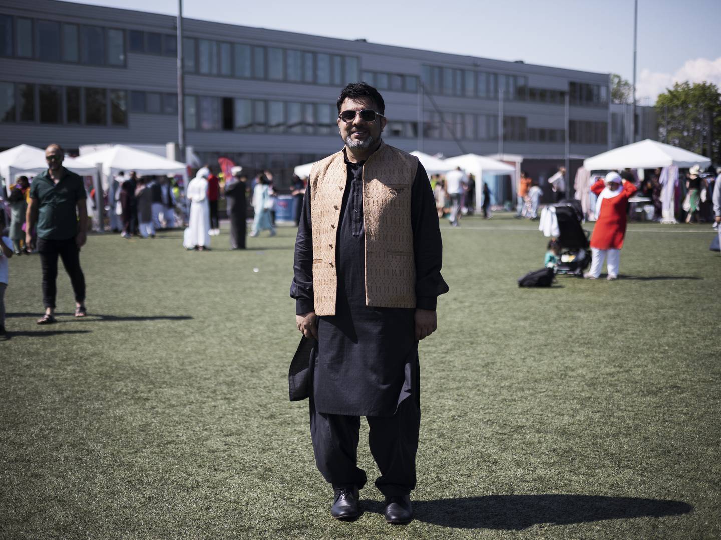 Feiring av Eid-ul-Adha på Haugerud kunstgressbane. Både muslimer og ikke-muslimer inviteres når moskeen, kirken, idrett, bydelen og flere samfunnsaktører går sammen og arrangerer «brobyggingsfestival» på selve Eid-dagen.
