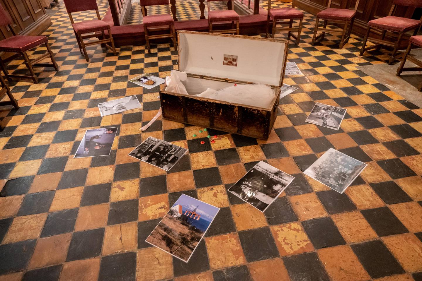 En selskinnskiste med gjenstander knyttet til kirkelige handlinger og tekstbiter til «Radioteateret» var plassert midt i rommet i Trondenes kirke.