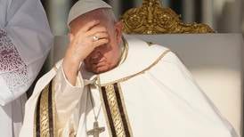 Paven fordømmer forsøk på å glatte over klimaendringene