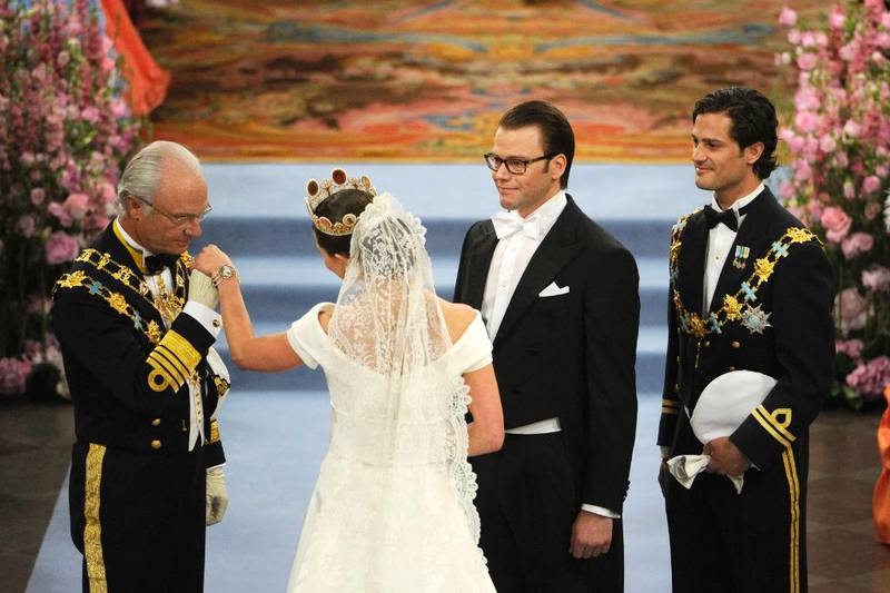 BRYLLUP: Kong Carl Gustaf overleverer kronprinsesse Victoria til Daniel Westling i deres vigselsseremoni i Storkyrkan i Stockholm i 2010.