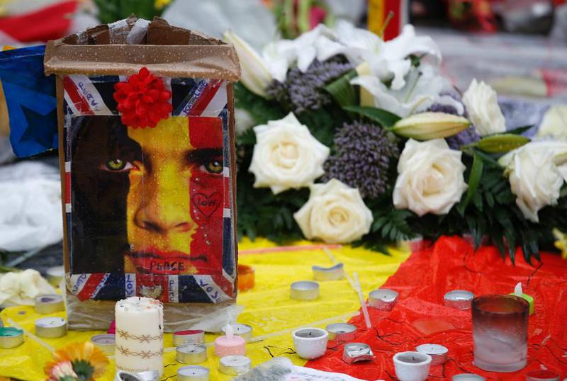 Blomster lagt ned til minne om ofrene etter terrorangrepet i Brussel i mars i år. 