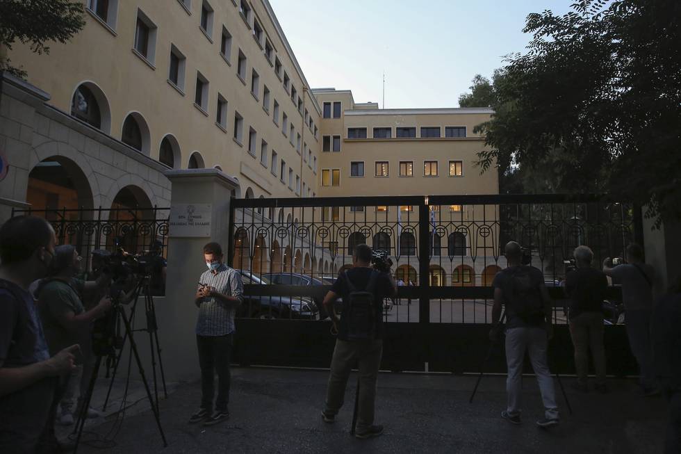 Pressefolk samlet seg utenfor Petraki-klosteret i Aten onsdag kveld, etter at en prest angrep sju biskoper med syre. Foto: AP / NTB