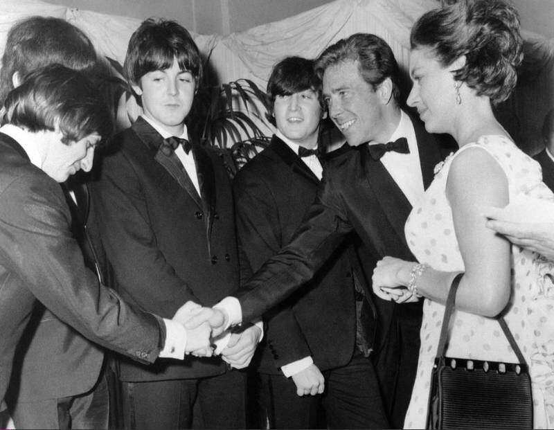 50 år siden: Pop-konge allerede i 1965. Her møter The Beatles prinsesse Margaret og Lord Snowdon før premieren på filmen «Help» i London  Pavilion.