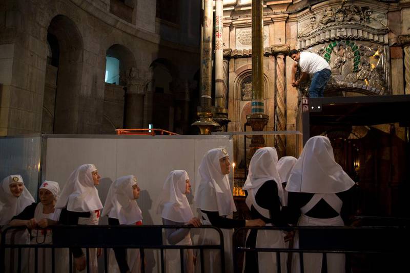 Her følger nonnen med på at en gresk konservator setter i gang arbeidet med å restaurere  kapellet.