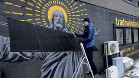 Graffitikunstner malte solcelle-Jesus på veggen