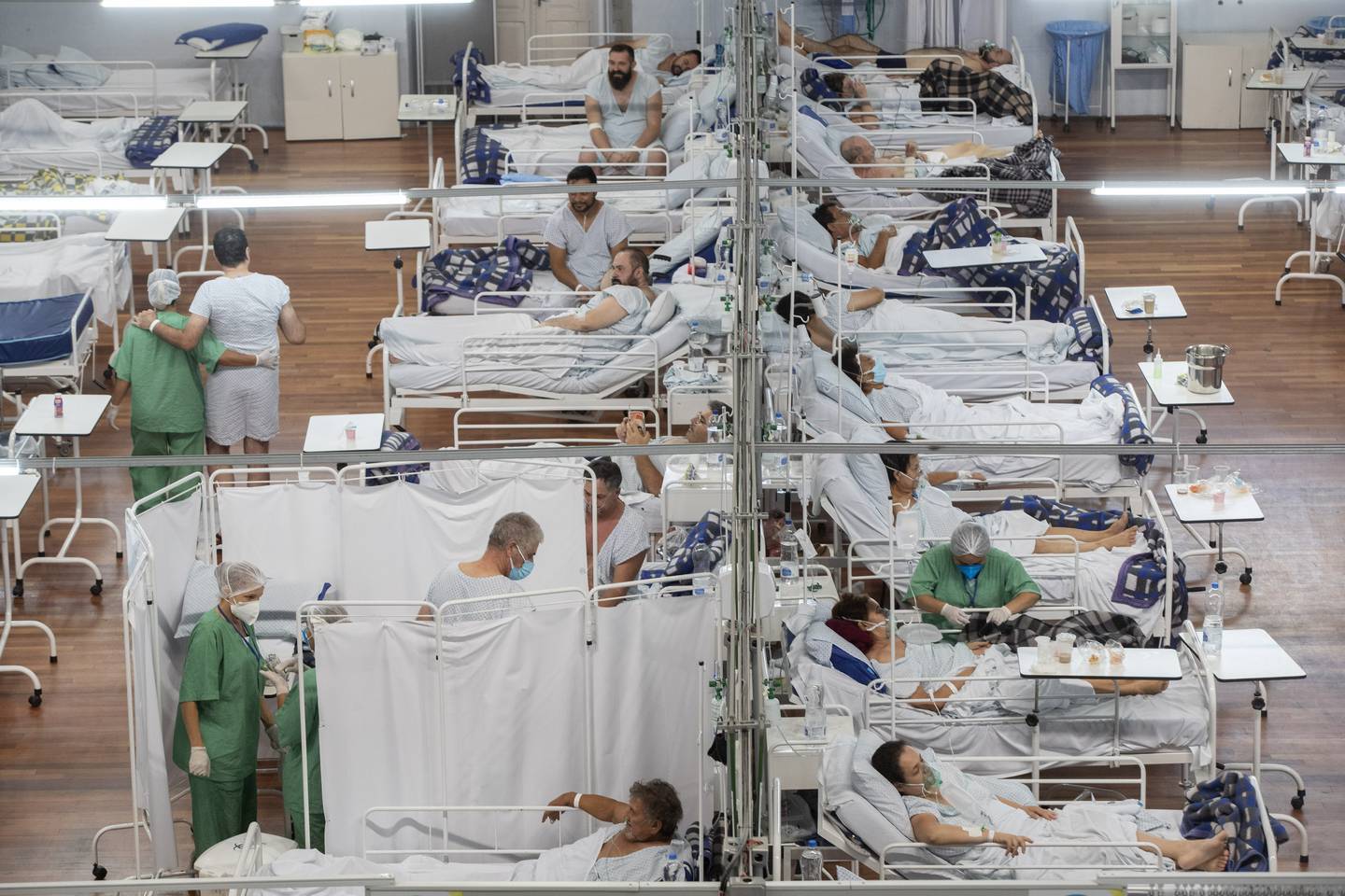 Koronapasienter på et feltsykehus som er satt opp på et sportsanlegg i Santo Andre i utkanten av São Paulo. Arkivfoto: Andre Penner / AP / NTB