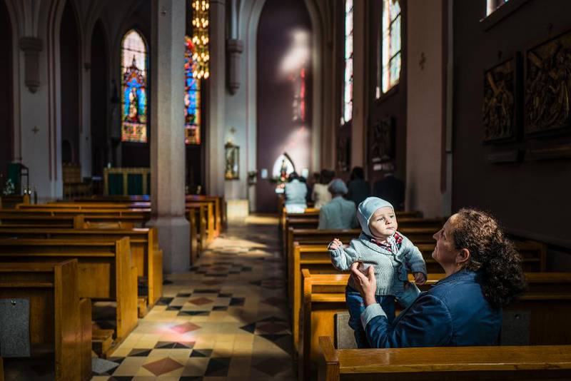 Hver dag kommer rumenske Teresa Gallatano til Oslo katolske domkirke. Denne dagen var den elleve måneder gamle sønnen Patrik Tomas med på formiddagsmesse. 