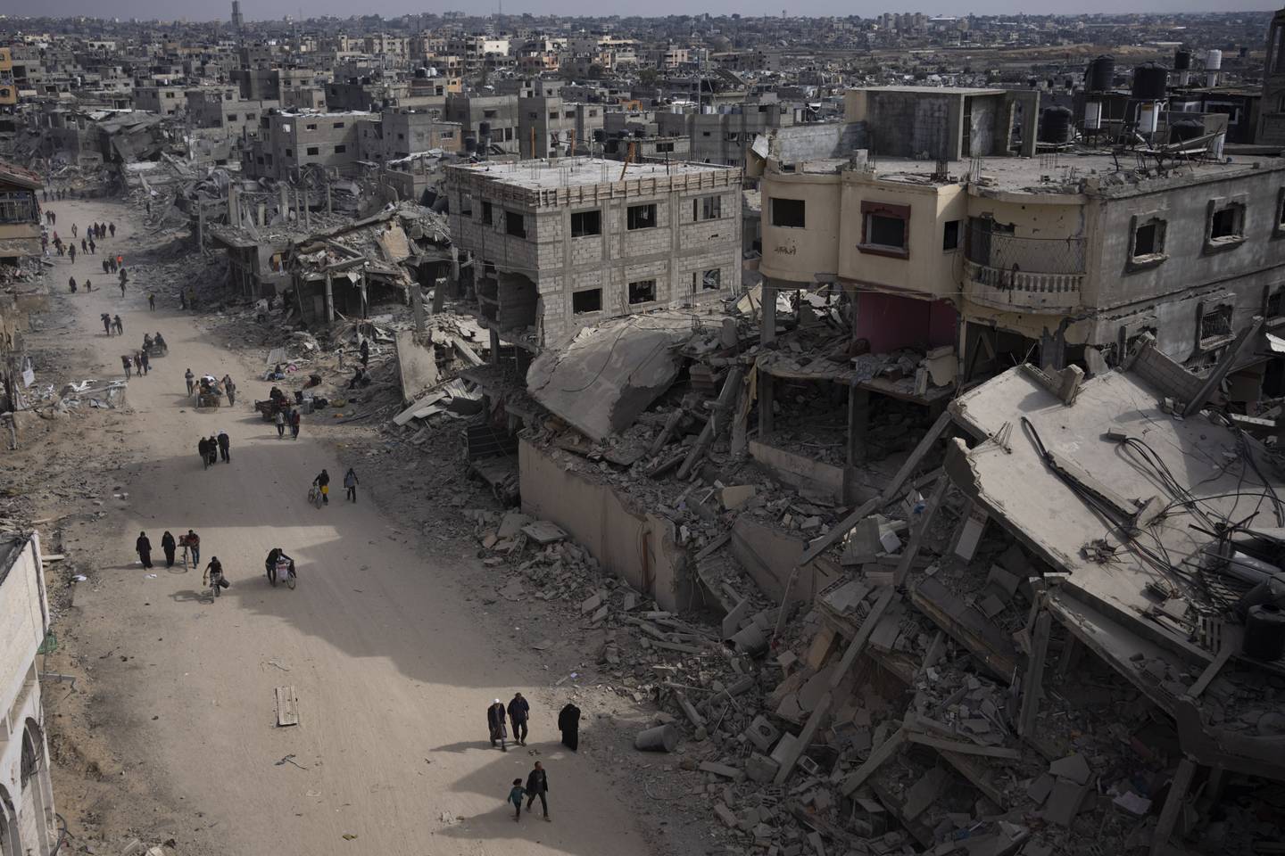 Israel har i samtaler i Egypt gått med på å la 150.000 palestinere returnere til nordlige Gaza, men hevder Hamas ikke ønsker å inngå en våpenhvile. Her fra Khan Younis i sørlige Gaza 8. april. Foto: Fatima Shbair / AP / NTB