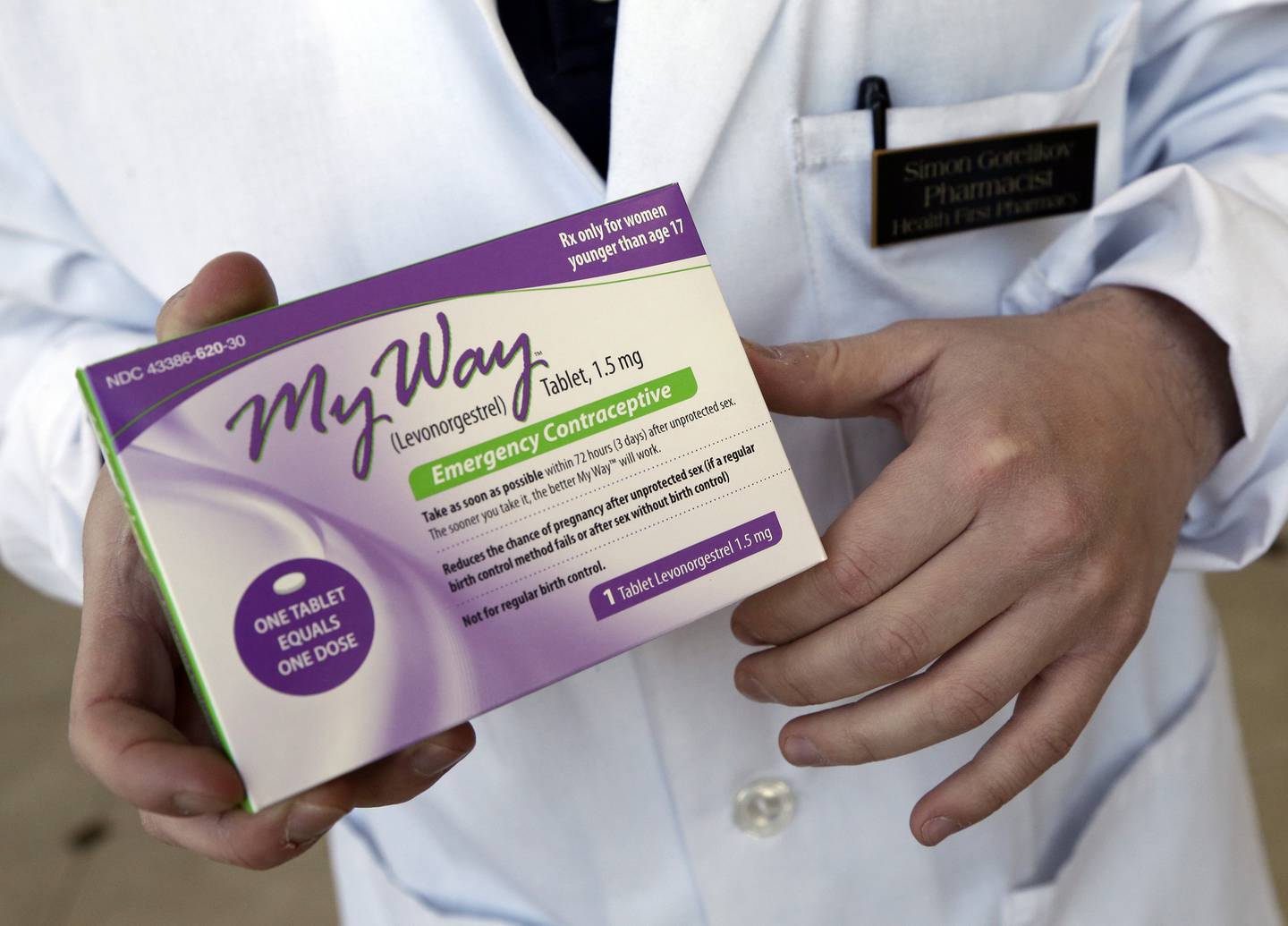PLAN-B: En lege holder nødprevensjonen  «My way». Flere kvinner i USA har de siste månedene hamstret nødprevensjon.