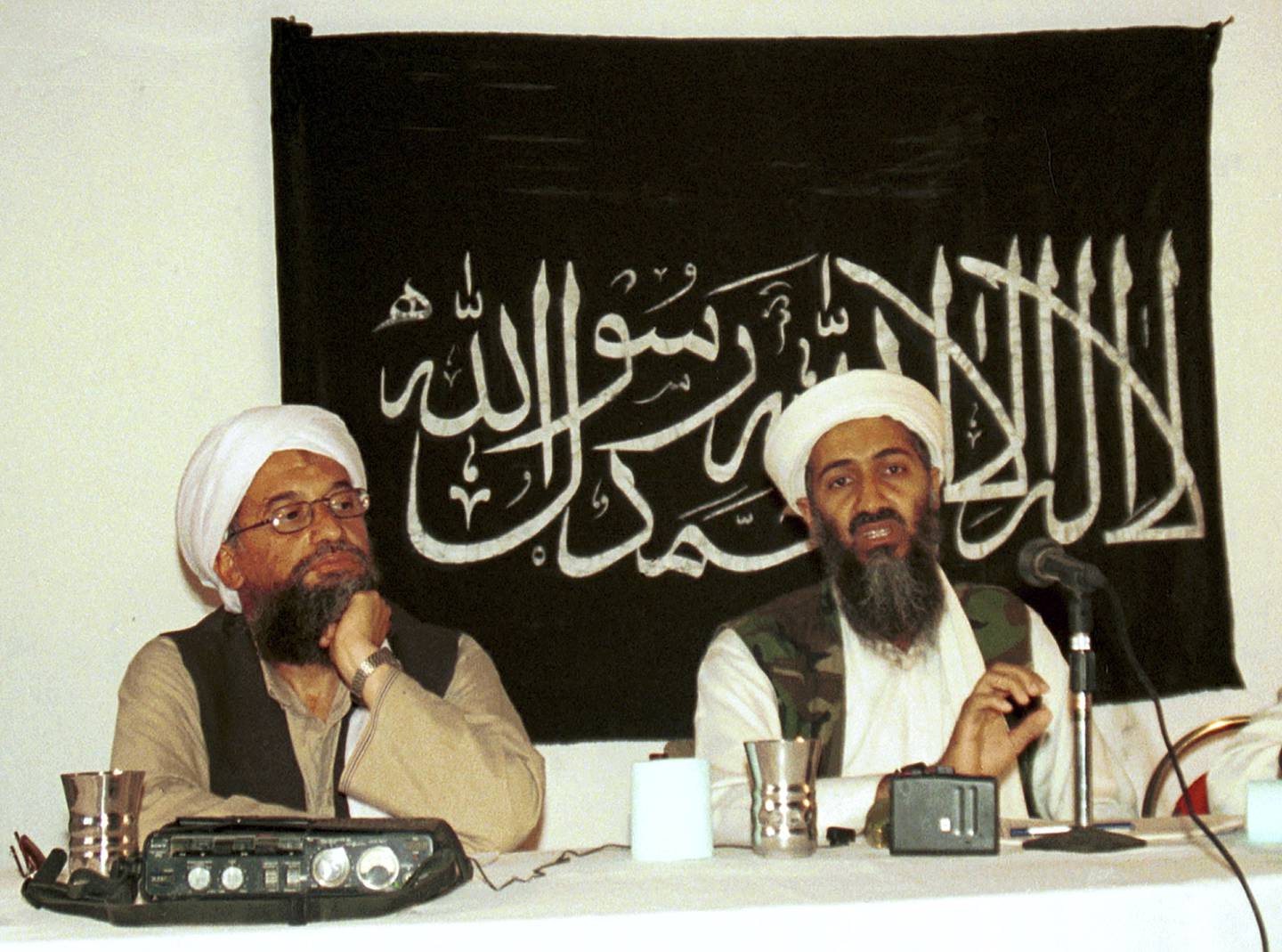 Al-Zawahri (t.v.) var Osama bin Ladens våpendrager i mange år. Bildet av de to ble tatt i Afghanistan i 1998. Foto: AP Photo / Mazhar Ali Khan / NTB