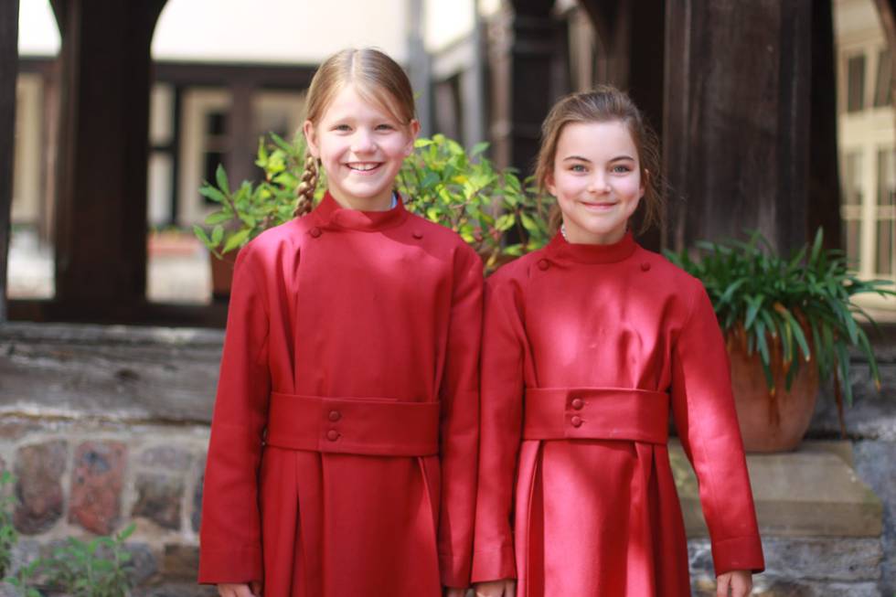 Julia Johnson og Lucy Howe er ni år. Dei er dei fyrste jentene som på 674 år slepp til i koret i St. George’s Chapel i Windsor Castle.