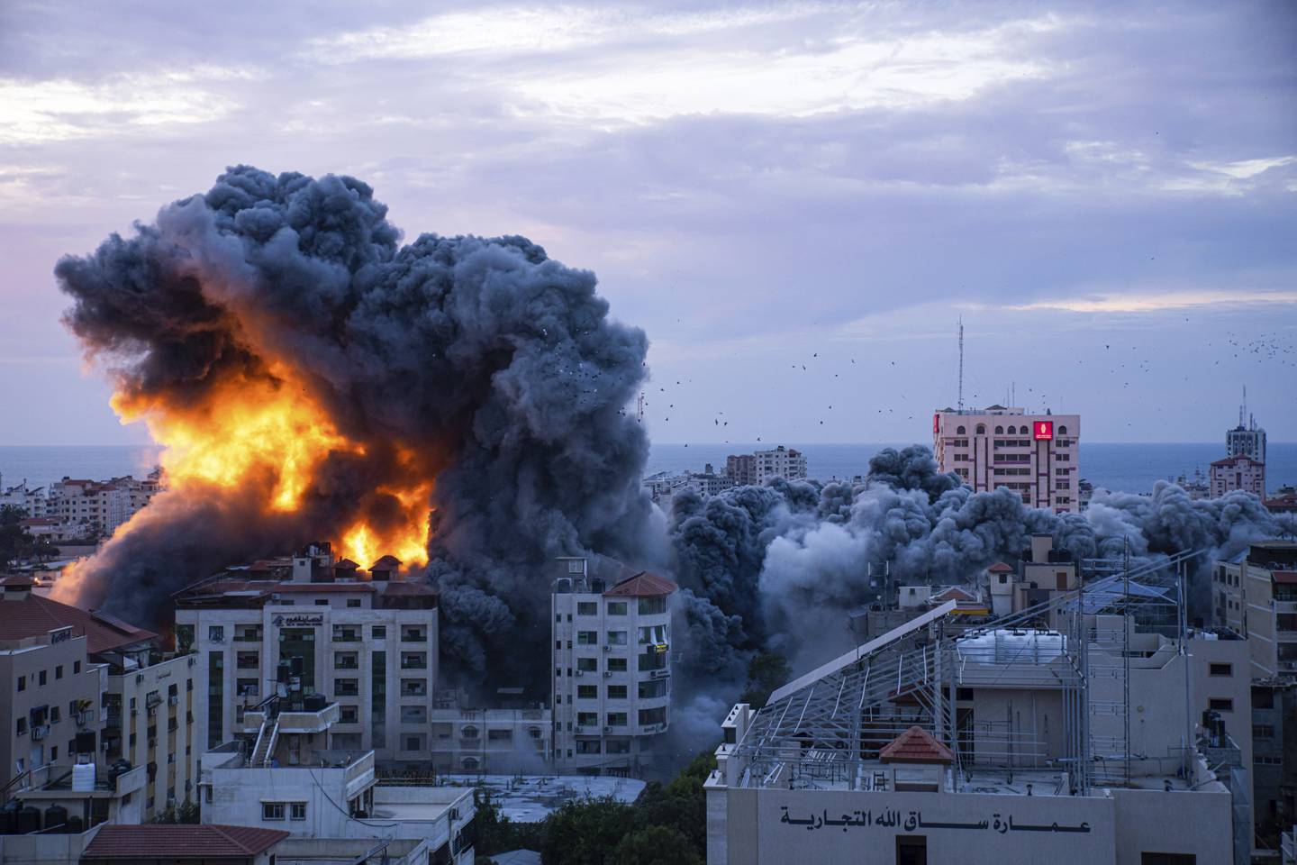 Et israelsk luftangrep på Gazastripen lørdag. Foto: Fatima Shbair / AP / NTB