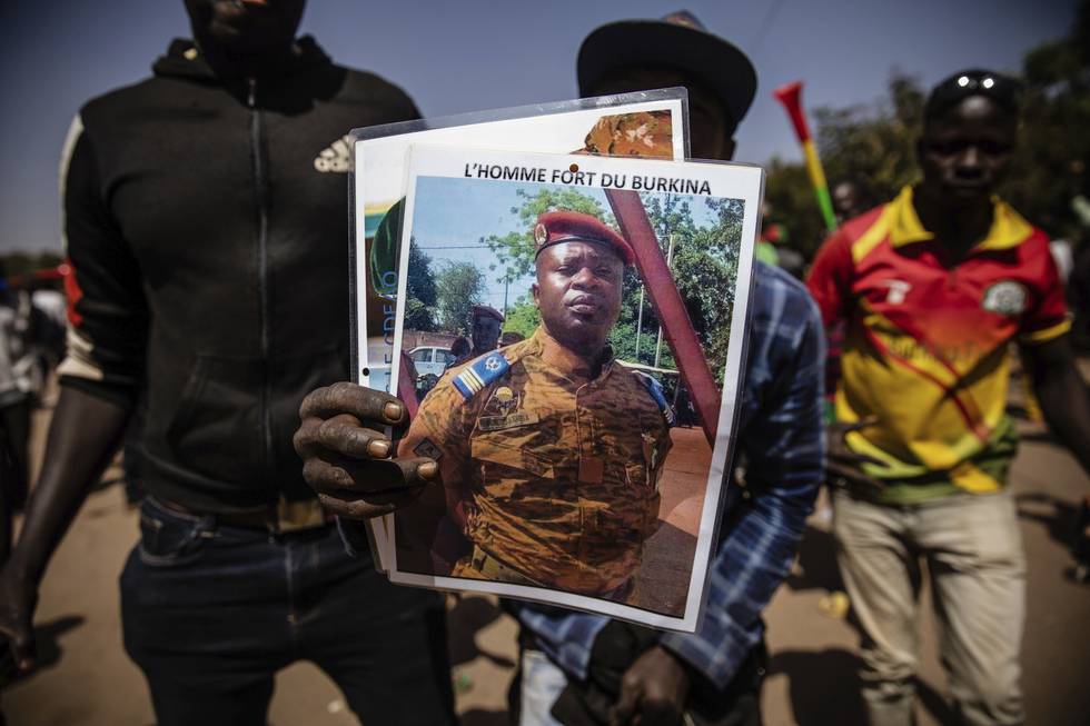 «Burkinas sterke mann» står det over bildet av oberstløytnant Paul Henri Sandaogo Damiba, som leder juntaen som tok makten etter kuppet i Burkina Faso i slutten av januar. Damiba har erklært tre dagers landesorg etter helgens angrep på en landsby nord i landet. Arkivfoto: Sophie Garcia / AP / NTB