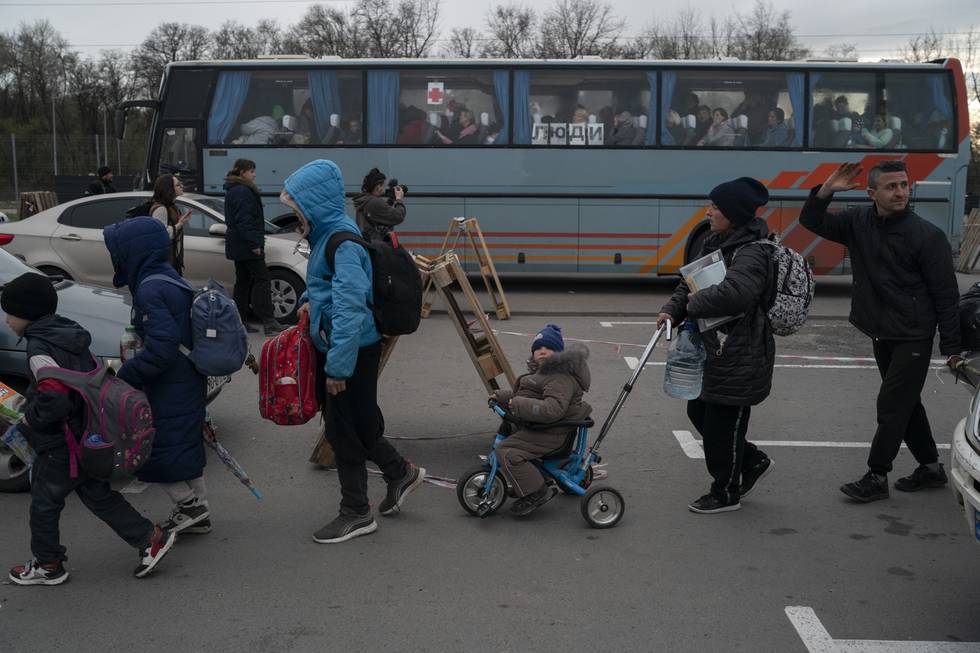 Russlands invasjon av Ukraina har gjort vondt til verre for flyktninger over hele verden, ifølge FNs høykommissær for flyktningers representant i Tyskland. Her er flyktninger fra Mariupol fotografert etter ankomst i Zaporizjzja. Foto: Leo Correa / AP / NTB