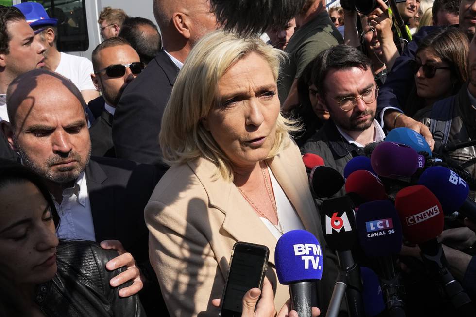 Marine Le Pen, presidentkandidat og leder for det høyrepopulistiske Nasjonal samling, avsluttet valgkampen fredag med et besøk på et marked nord i landet. Foto: Michel Euler / AP / NTB