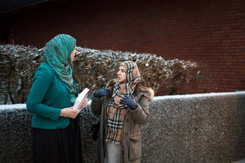 Margaretha Adriana van Es diskuterer med Fatima Khalil, som tidligere var aktiv i Islamsk kvinnegruppe Norge (IKN). Alt før debatten tok av var IKN opptatt av å svare på spørsmål om islam, forteller van Es. – Også oljeselskap ringte for å spørre dem når oljesjeiker kom på besøk, sier hun.