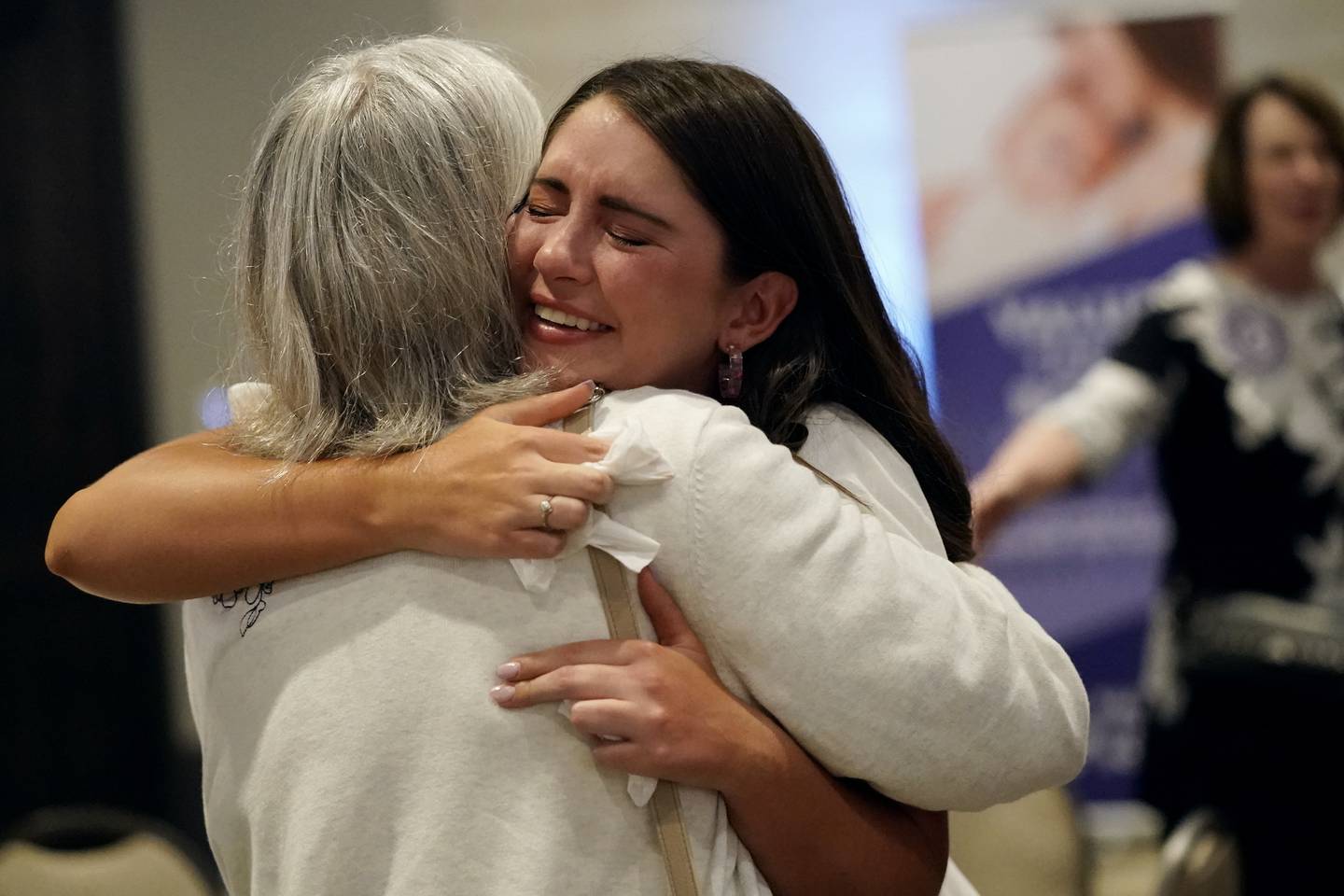 Det var sterke følelser blant deltakerne på valgvaken til ja-siden, som bare fikk støtte fra 41 prosent av velgerne til å fjerne abortretten i Kansas' grunnlov. Foto: Charlie Rieder / AP / NTB