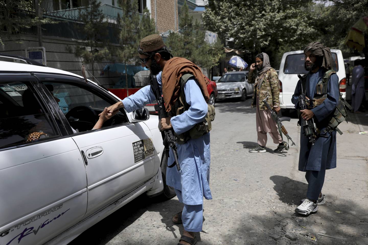 Taliban-krigere patruljerer i Kabuls gater, sjekker identitetspapirer og samler inn våpen. Det har ikke kommet meldinger om arrestasjoner eller hevndrap siden opprørerne rykket inn. Foto: AP / NTB