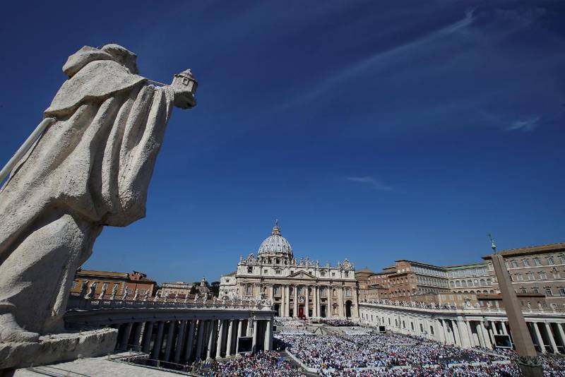 Seremonien fant sted foran titusener av frammøtte på Petersplassen i Roma søndag formiddag.